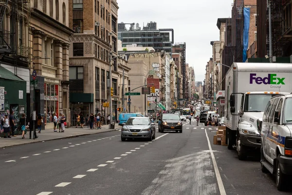 New York City / Usa - 27. června 2018: Tribeca ulice, fasáda budov, obchod, restaurace, kavárna a apartmány na Manhattanu — Stock fotografie