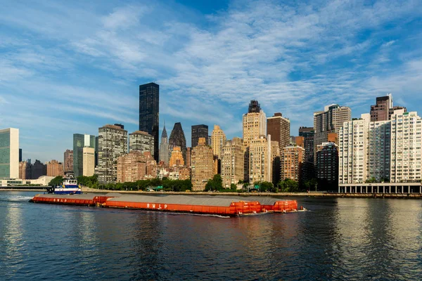 Nova Iorque / EUA - JUL 31 2018: Edifícios, arranha-céus e apartamentos de Midtown Manhattan vista de Roosevelt Island no início da manhã — Fotografia de Stock