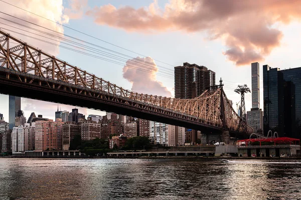 New York City / Usa - 27. července 2018: Pohled na Manhattan z ostrova Roosevelt při západu slunce — Stock fotografie