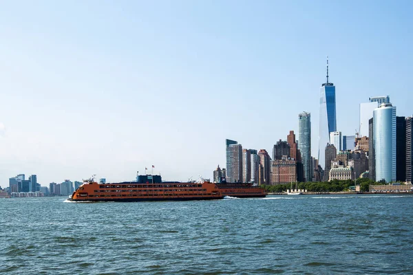 New York City / USA - JUL 14 2018: Lower Manhattan Skyline view from Governors Island ferry on a clear afternoon — Stock Photo, Image