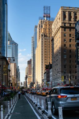 New York City / Usa - 13 Haziran 2018: Manhattan şehir merkezinde yoğun saatlerde Yedinci Cadde manzarası