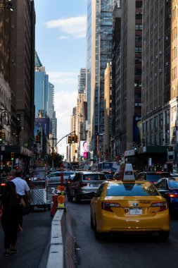 New York City / Usa - 13 Haziran 2018: Manhattan şehir merkezinde yoğun saatlerde Yedinci Cadde manzarası