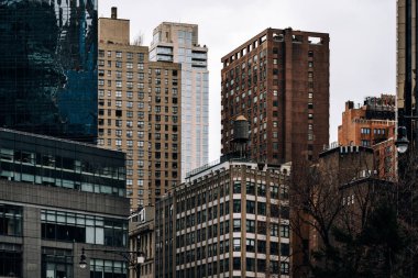 Morden gökdelenleri ve Columbus Circle Manh çevresindeki eski binalar
