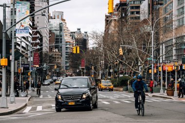 Broadway civarındaki gökdelenlerin ve eski binaların sokak manzarası.