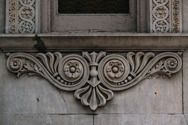 Broadway Yukarı Batı Si çevresindeki eski binaların dış detayları.