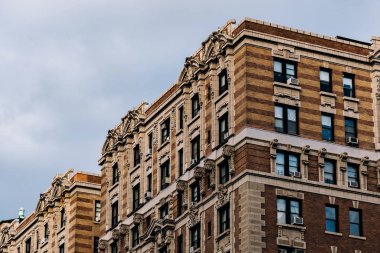 Broadway Yukarı W çevresindeki tarihi binaların dış detayları.