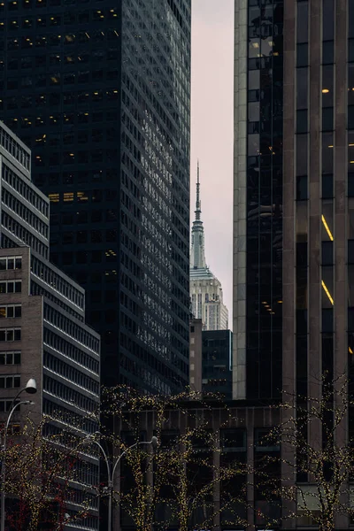 Perspektiv på fasadfragment av moderna byggnader och — Stockfoto
