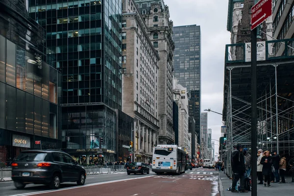 Beşinci Cadde 'deki eski binalar ve mağazalar.
