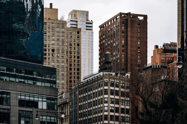 Morden gökdelenleri ve Columbus Circle Manh çevresindeki eski binalar