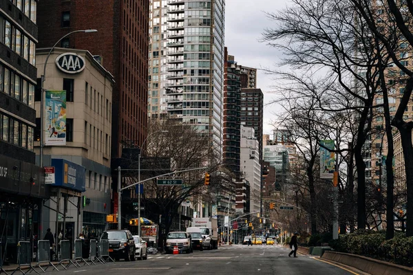 Vista de rua de arranha-céus e edifícios antigos ao redor Broadway Upp — Fotografia de Stock