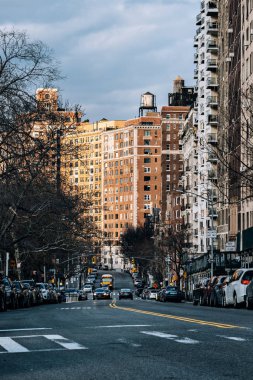 Batı yakasındaki nehir kıyısındaki apartmanlarda günbatımı