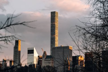Central Park 'ın güneyindeki Morden gökdelenlerinin gün batımı manzarası 