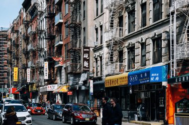 Çin 'in Mott caddesi manzarası. Low' da bir sürü Çince tabela var.