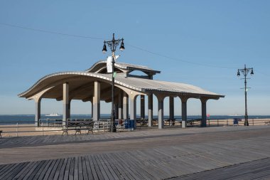 Coney Adası 'ndaki sahil yolunda sabahın erken saatlerinde Brooklyn New Yor