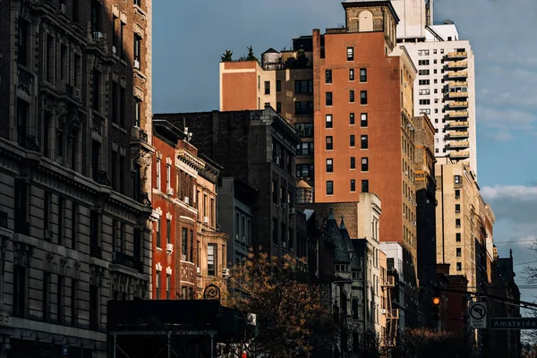 Solnedgång vid historiska byggnader på the Avenue Upper West Si — Stockfoto