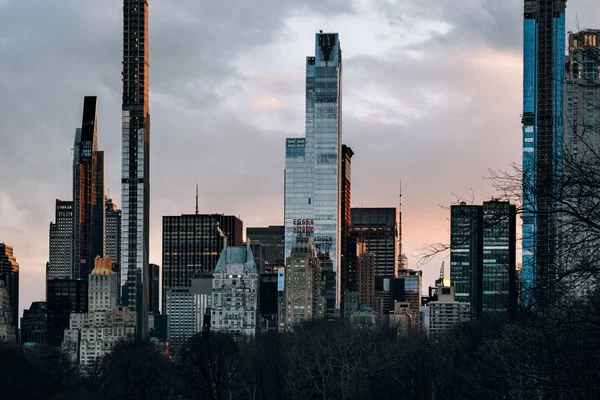 Coucher de soleil sur les gratte-ciels morden de Central Park, centre-ville sud — Photo