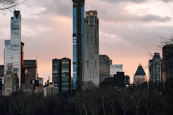 Vista del atardecer de los rascacielos de Morden en Central Park centro sur —  Fotos de Stock