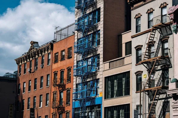 Edifícios de tijolos típicos de Chinatown com canta em Lower Manhatt — Fotografia de Stock