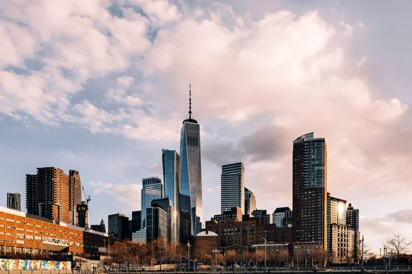 Un centro de comercio mundial y vistas de los rascacielos desde el muelle 26 Tribeca —  Fotos de Stock