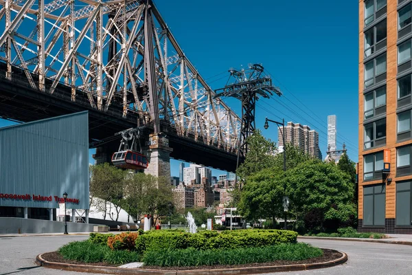 Queensboro bro och spårväg Manhattan centrum på Roosevelt — Stockfoto