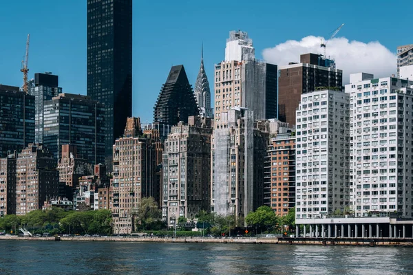 Midtown lägenhetsbyggnader på östra flodstranden utsikt från Roosevel — Stockfoto