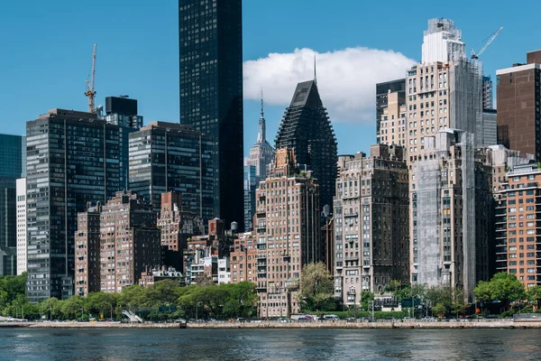 Midtown bytové domy na východním břehu řeky pohled z Roosevel — Stock fotografie