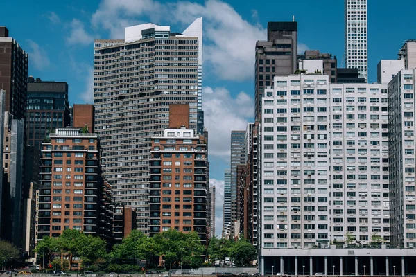 Midtown bytové domy na východním břehu řeky pohled z Roosevel — Stock fotografie