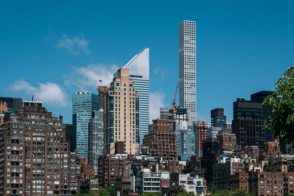 Midtown bytové domy na východním břehu řeky pohled z Roosevel — Stock fotografie