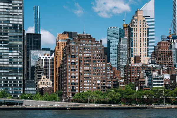 Edificios de apartamentos en Midtown vista al este de la ribera del río —  Fotos de Stock