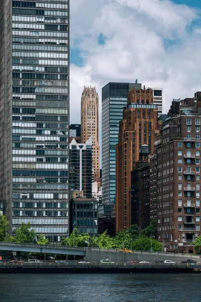 Immeubles d'appartements Midtown sur la rivière est vue de Roosevel — Photo