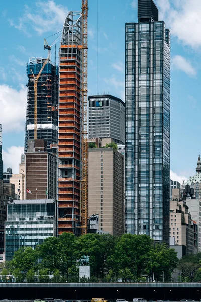 Midtown apartment buildings on east riverside view from Roosevel — Stock Photo, Image