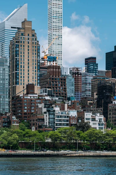 Edificios de apartamentos en Midtown vista al este de la ribera del río —  Fotos de Stock