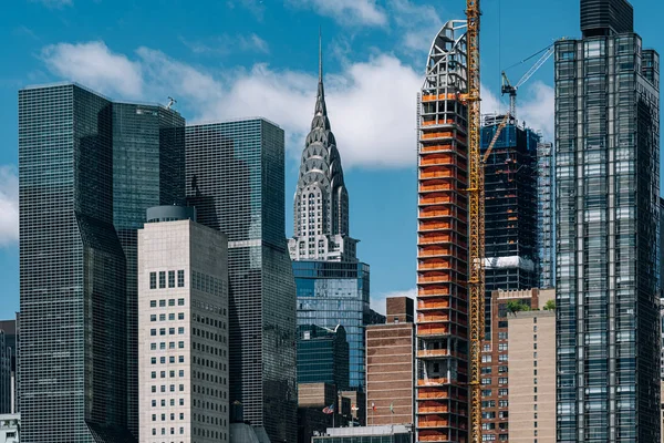 Midtown lägenhetsbyggnader på östra flodstranden utsikt från Roosevel — Stockfoto