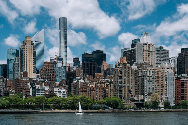 Immeubles d'appartements Midtown sur la rivière est vue de Roosevel — Photo