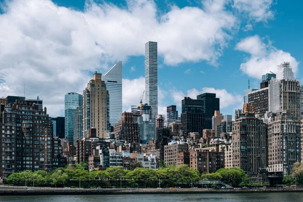 Midtown edifícios de apartamentos na vista ribeirinha leste de Roosevel — Fotografia de Stock