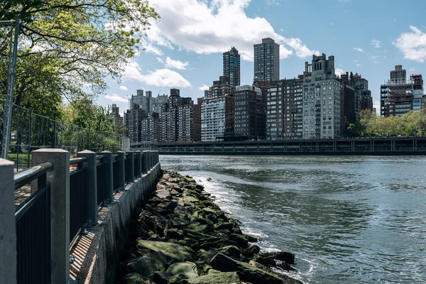 Upper East Side apartamento edifício vista do Lighthouse Park em — Fotografia de Stock