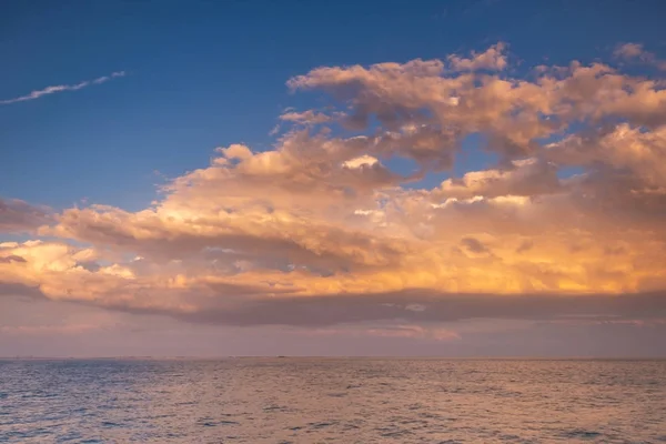 落日的云彩，橙色的光和蓝色的天空 — 图库照片