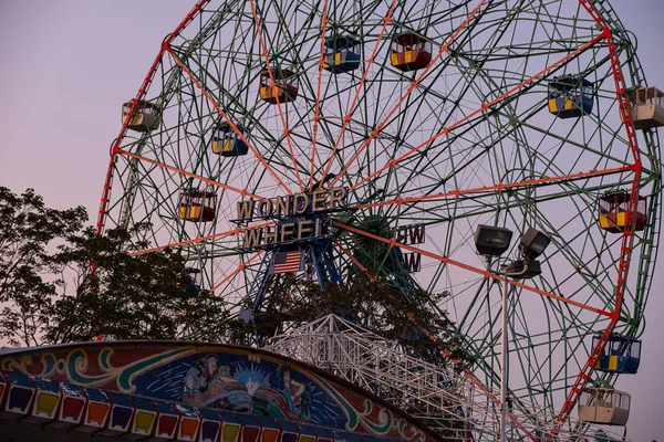 Lever de soleil à Wonder Wheel à Luna Park sur Coney Island New York Ci — Photo