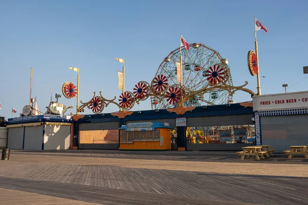 Lever de soleil sur la promenade de Coney Island New York — Photo