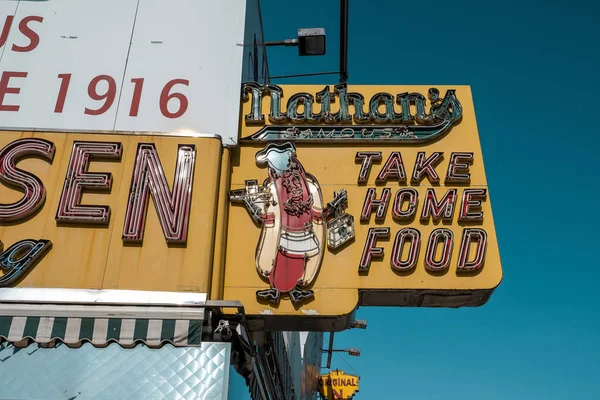 O restaurante original do Nathan na Avenida Stillwell em Coney Island — Fotografia de Stock