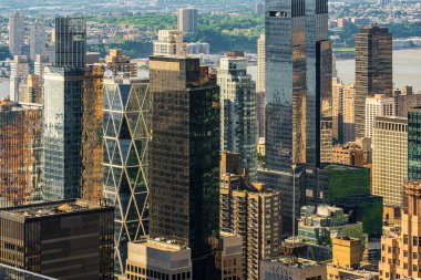 Şehir merkezindeki gökdelenler Rockefeller Merkezi 'nin çatısından görünüyor.