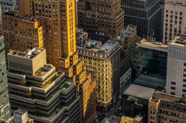 Şehir merkezindeki gökdelenler Rockefeller Merkezi 'nin çatısından görünüyor.