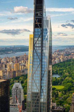 Yukarı Doğu Yakası gökdelenlerinin günbatımı manzarası 