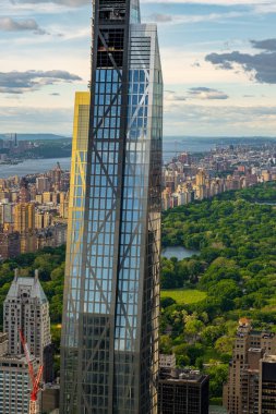 Yukarı Doğu Yakası gökdelenlerinin günbatımı manzarası 