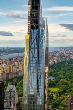 Yukarı Doğu Yakası gökdelenlerinin günbatımı manzarası 