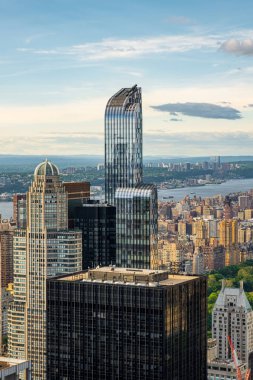 Yukarı Doğu Yakası gökdelenlerinin günbatımı manzarası 