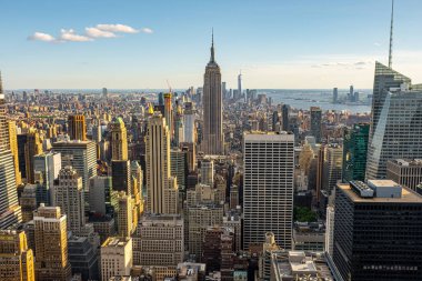 Şehir merkezindeki gökdelenlerin ve binaların günbatımı manzarası