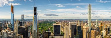 New York 'un şehir merkezi ve şehir merkezi çatıdan görünüyor.