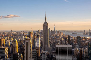 Şehir merkezindeki gökdelenlerin ve binaların günbatımı manzarası