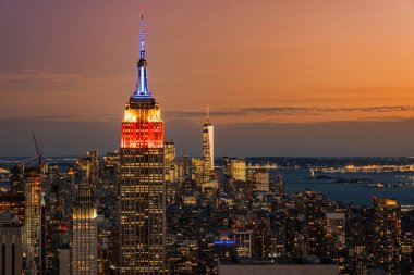 Şehir merkezindeki gökdelenlerin ve binaların günbatımı manzarası